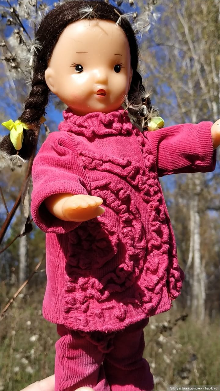 Юля слушает тихую песню осени в лесу