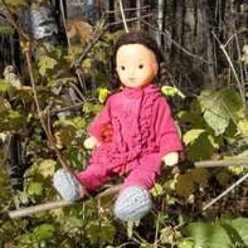 Юля слушает тихую песню осени в лесу.