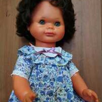 Аннушка примеряет новые наряды.