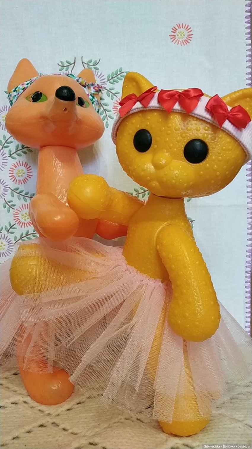 Лисе Патрикеевне и кошечке Мурочке некогда скучать