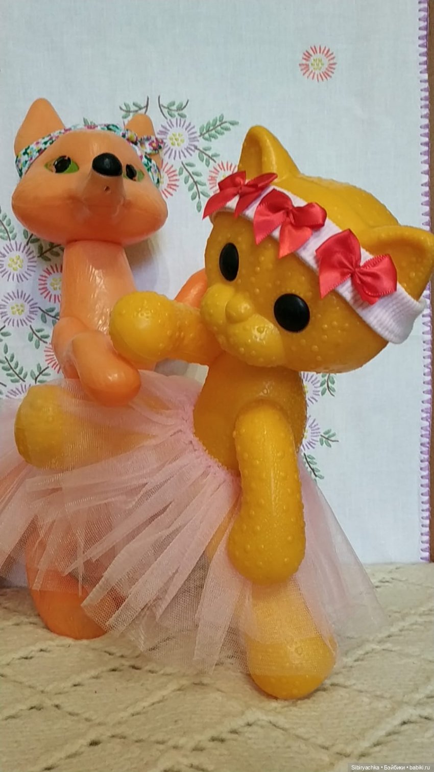 Лисе Патрикеевне и кошечке Мурочке некогда скучать