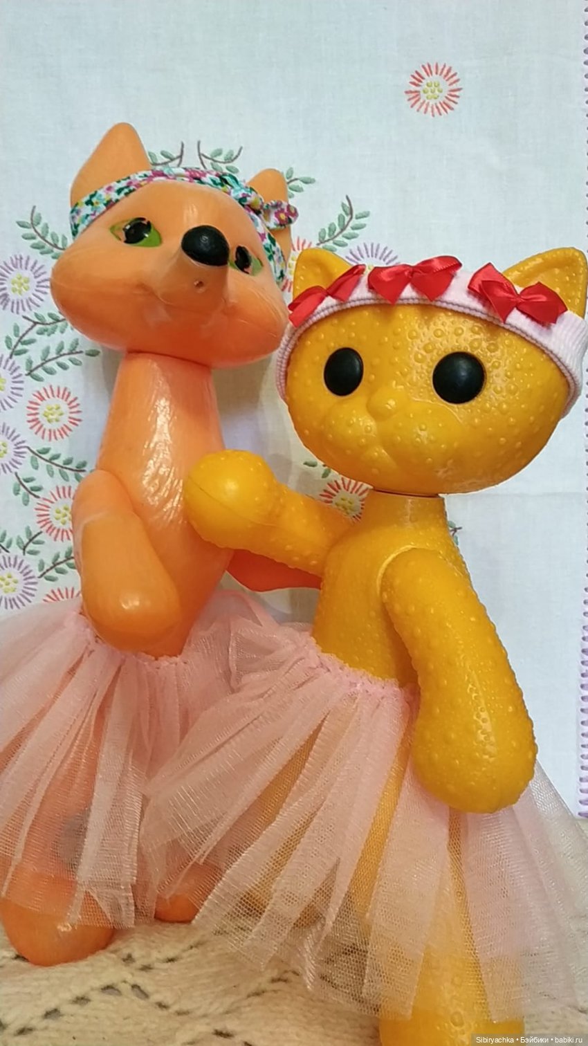 Лисе Патрикеевне и кошечке Мурочке некогда скучать