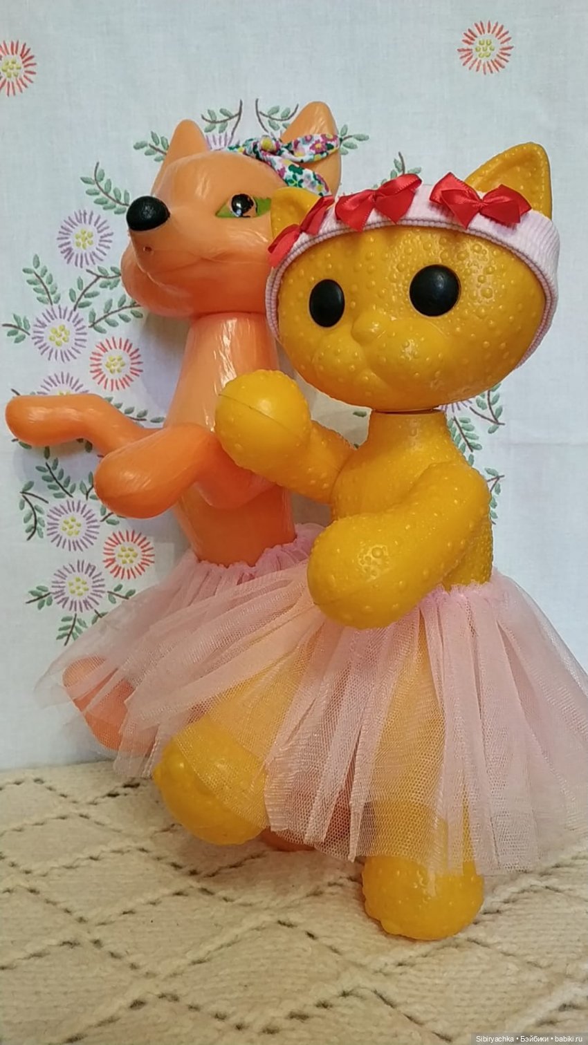 Лисе Патрикеевне и кошечке Мурочке некогда скучать