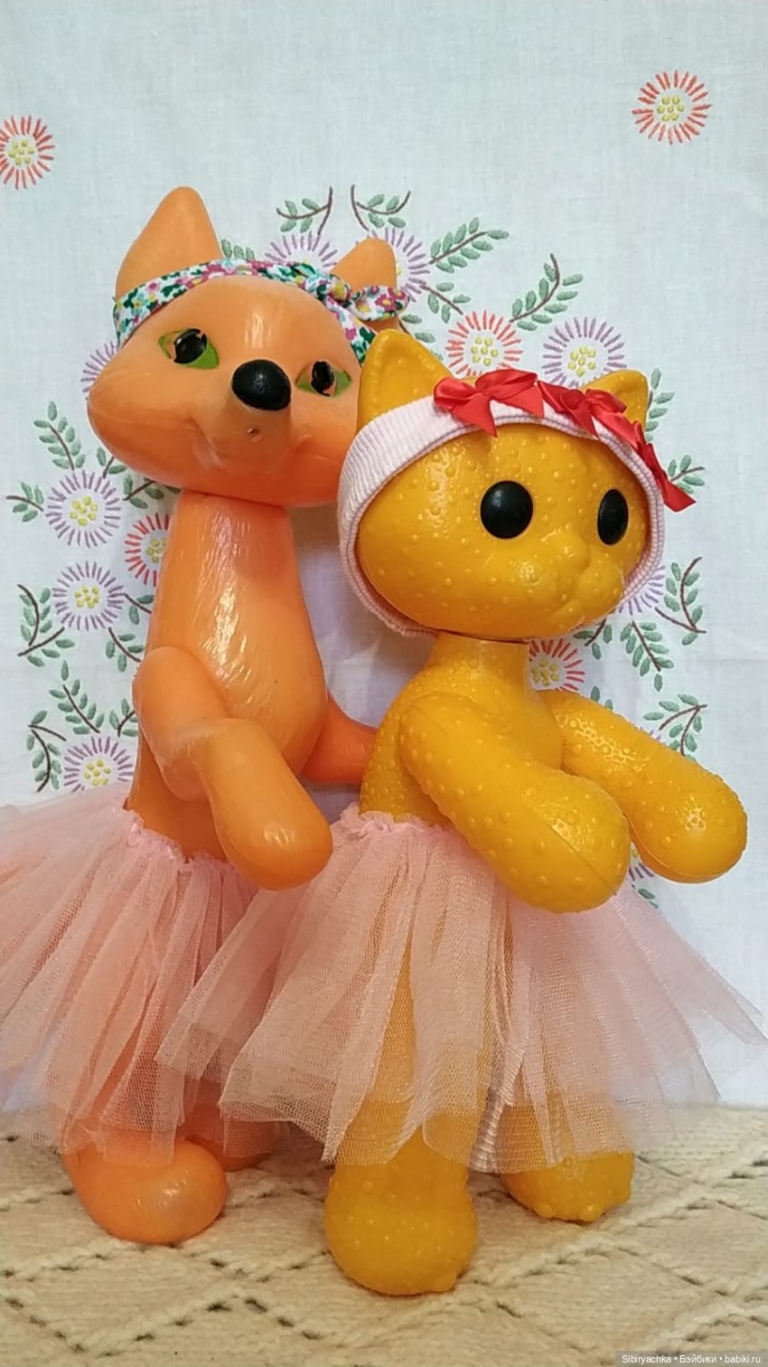 Лисе Патрикеевне и кошечке Мурочке некогда скучать