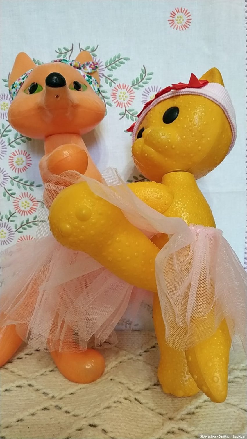 Лисе Патрикеевне и кошечке Мурочке некогда скучать