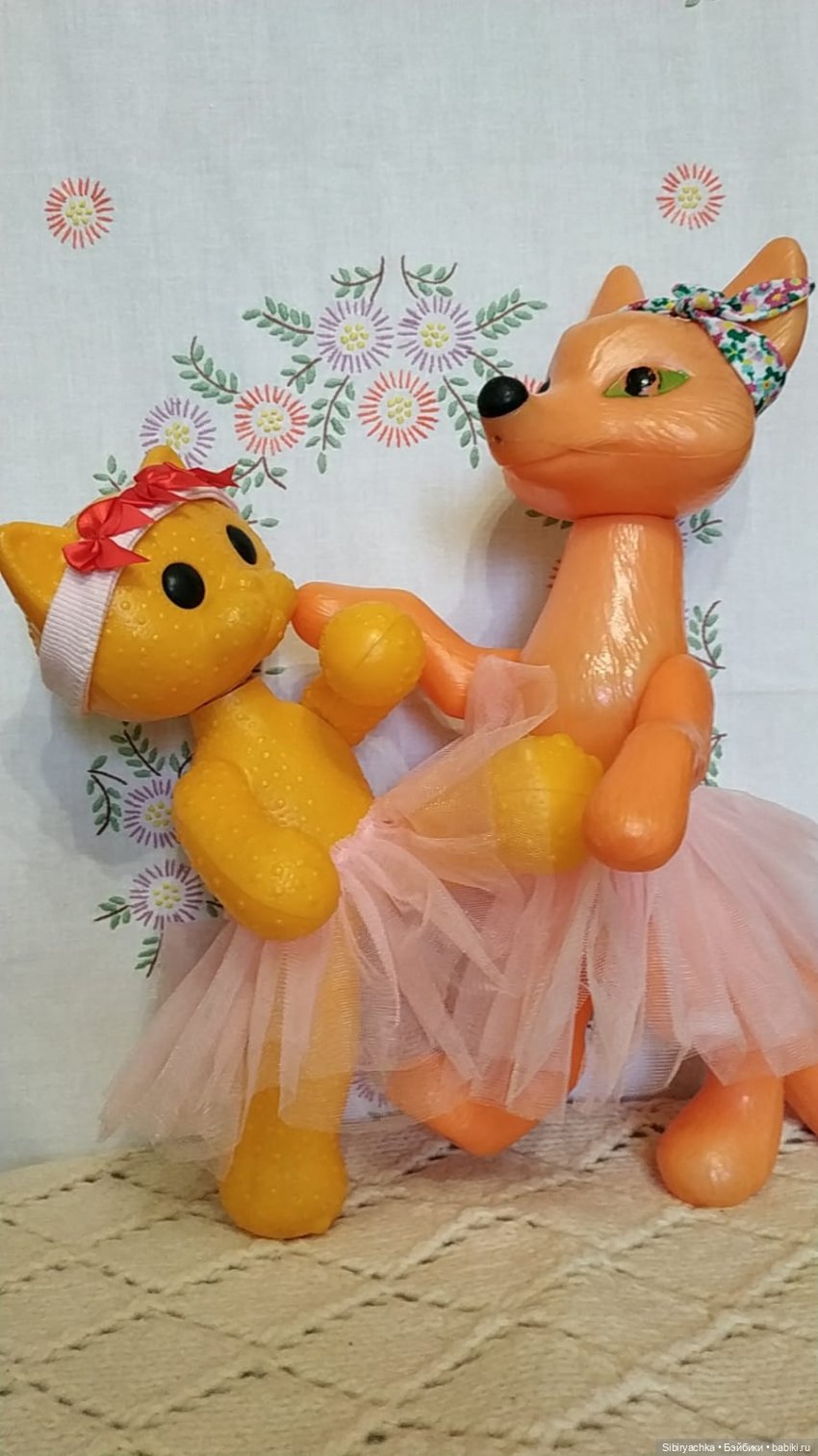 Лисе Патрикеевне и кошечке Мурочке некогда скучать