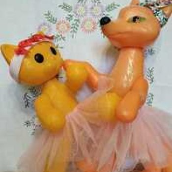 Лисе Патрикеевне и кошечке Мурочке некогда скучать.