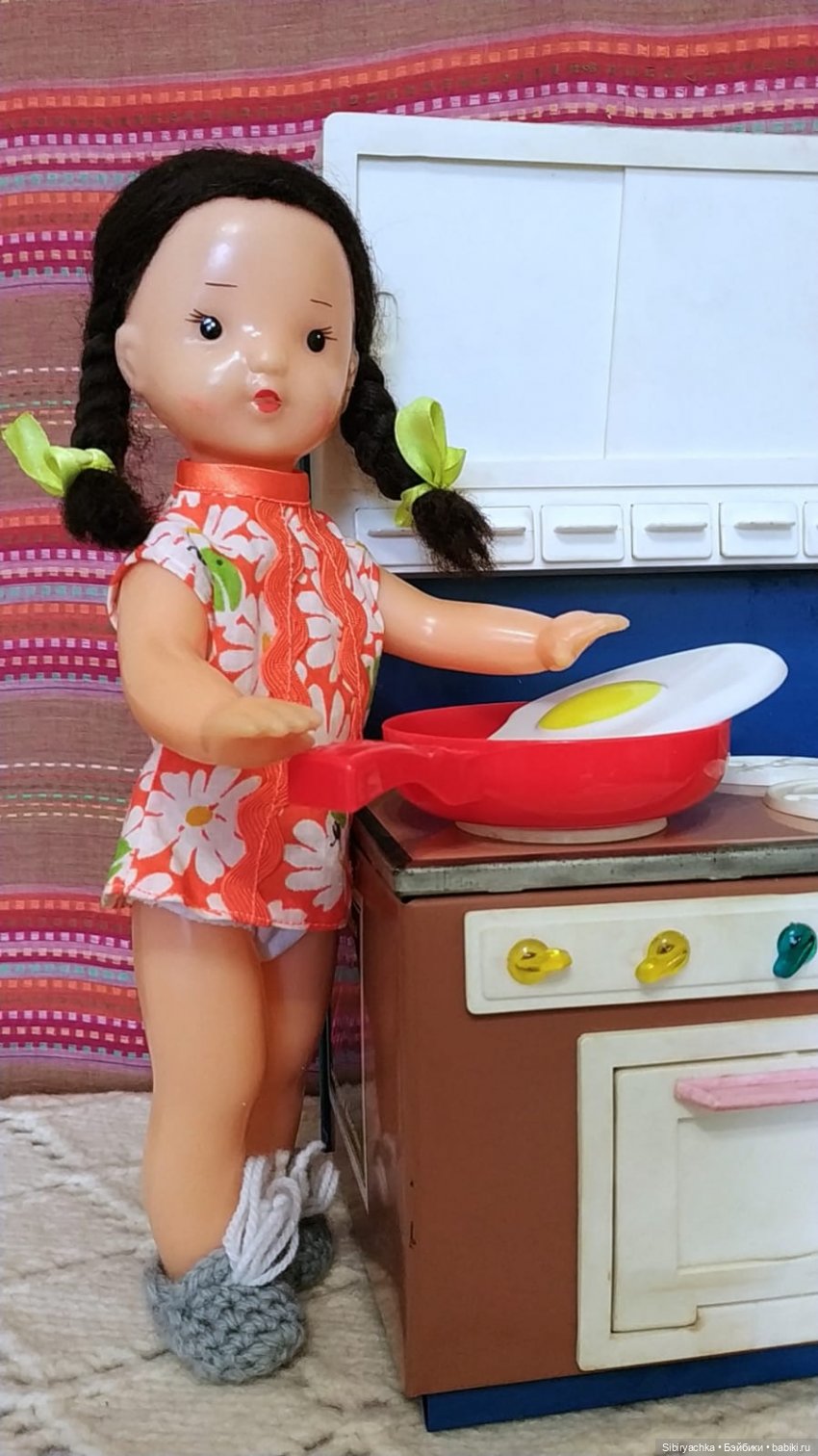 Юляшка готовит завтрак — Советские винтажные куклы (СССР): Ленигрушка (фото 3)