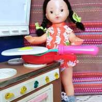 Юляшка готовит завтрак.