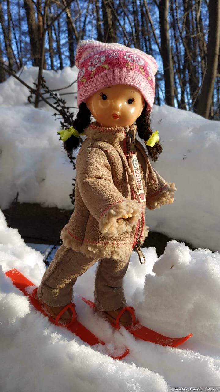 Первая лыжная прогулка Юляшки