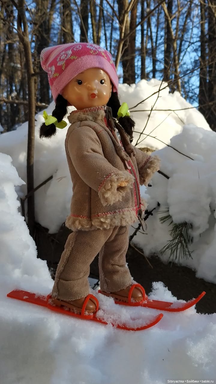 Первая лыжная прогулка Юляшки