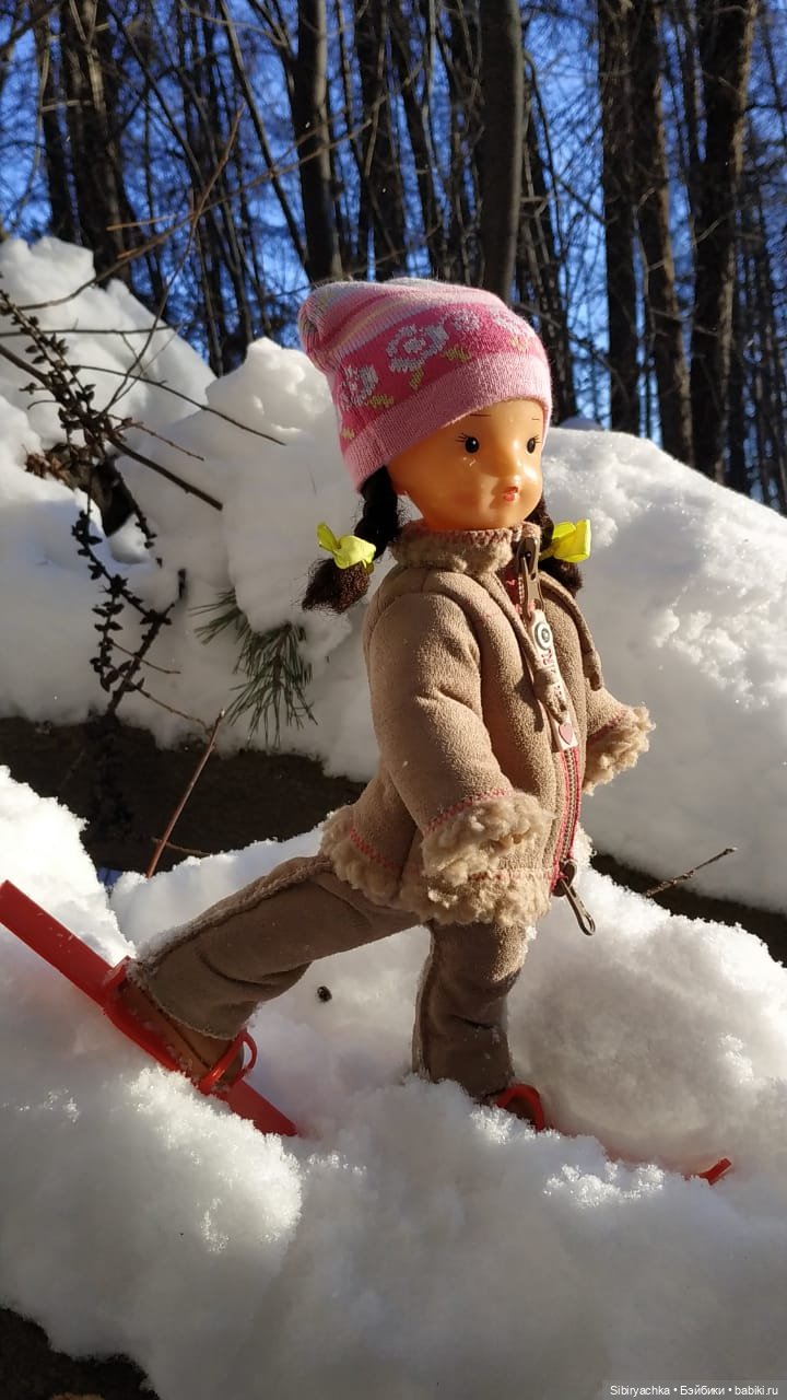 Первая лыжная прогулка Юляшки