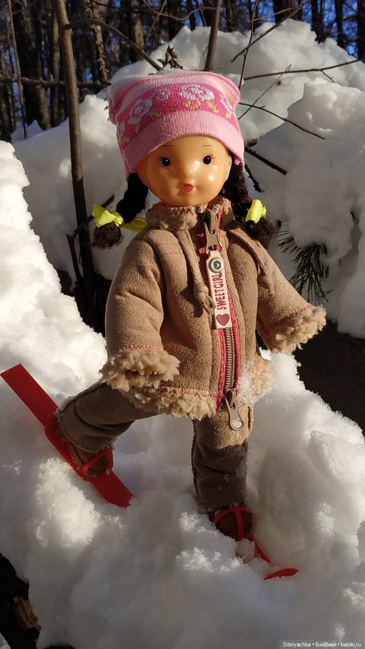 Первая лыжная прогулка Юляшки