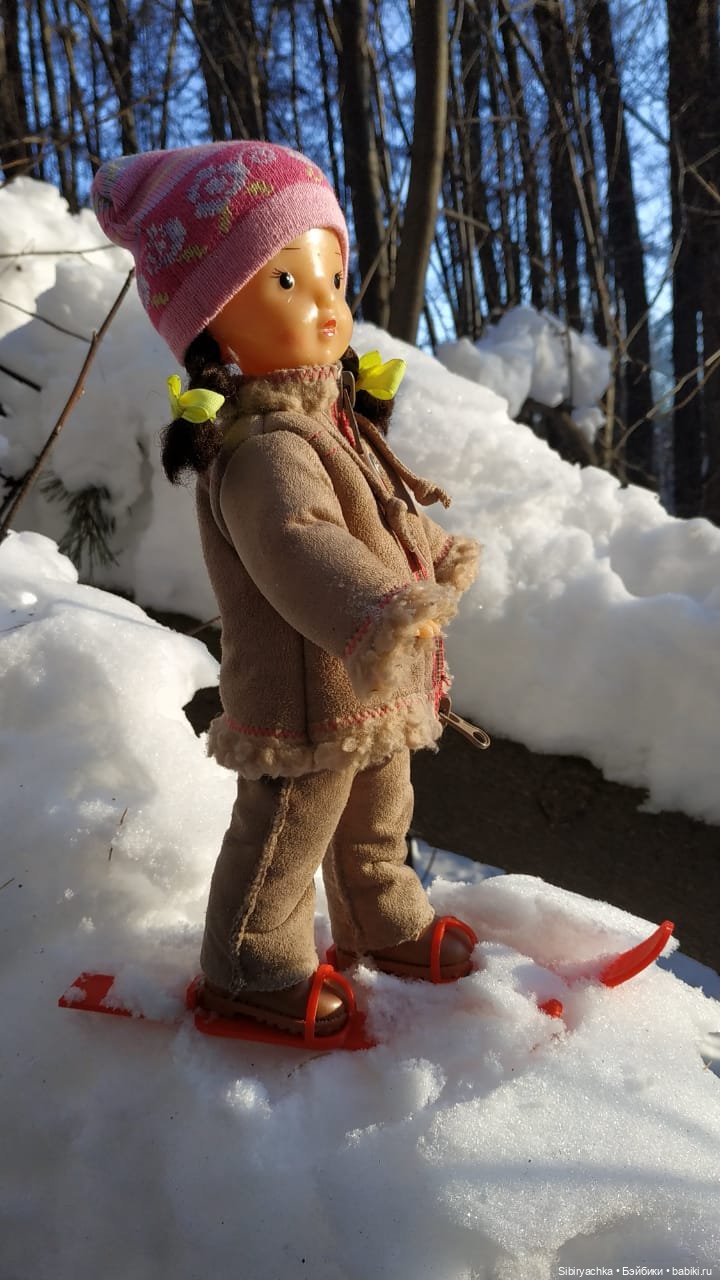 Первая лыжная прогулка Юляшки