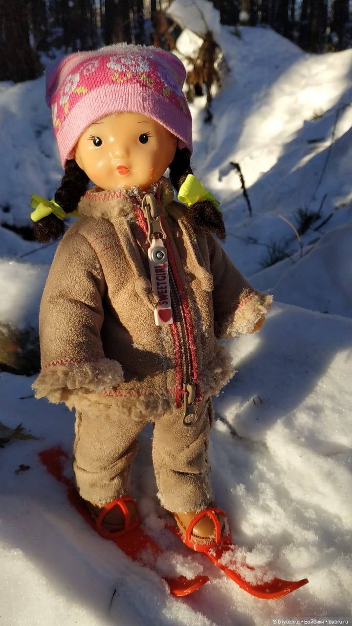 Первая лыжная прогулка Юляшки