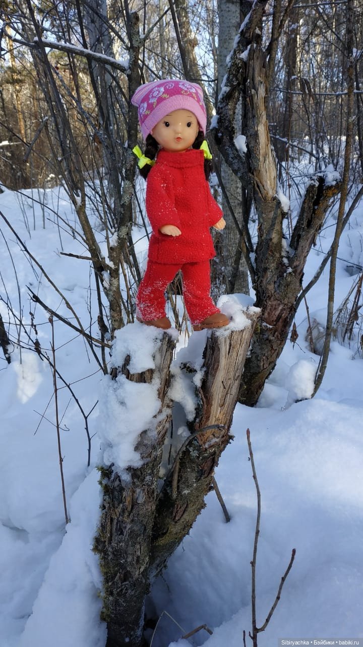 Зимняя прогулка Юляшки в любимом лесу