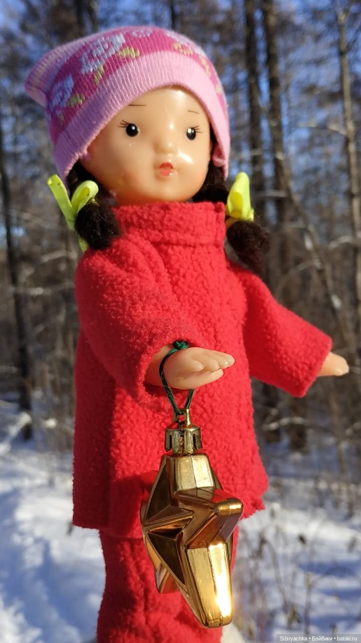 Зимняя прогулка Юляшки в любимом лесу