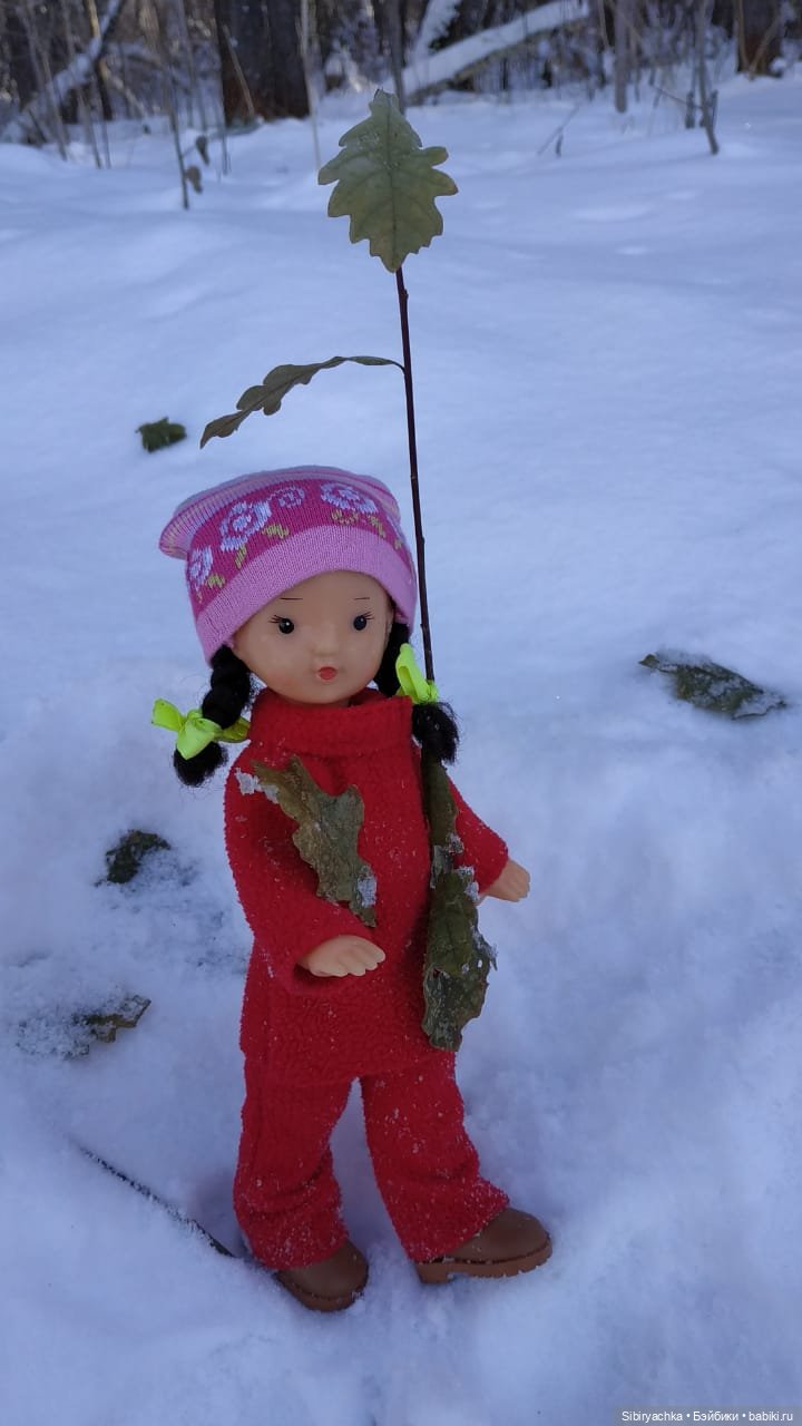 Зимняя прогулка Юляшки в любимом лесу