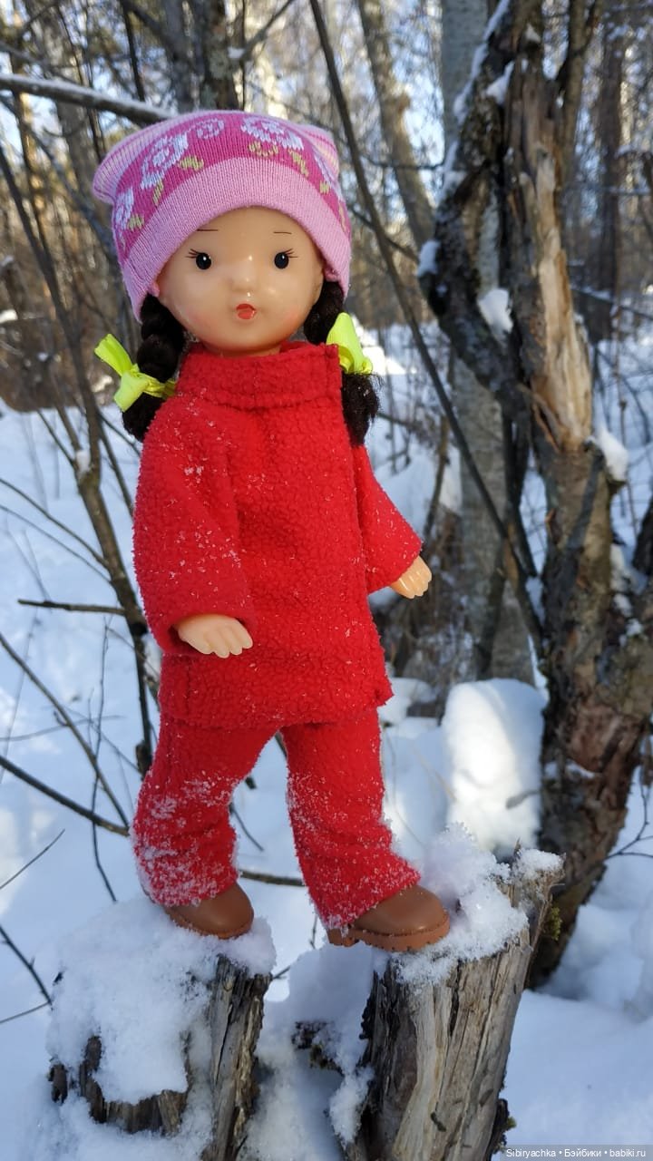 Зимняя прогулка Юляшки в любимом лесу