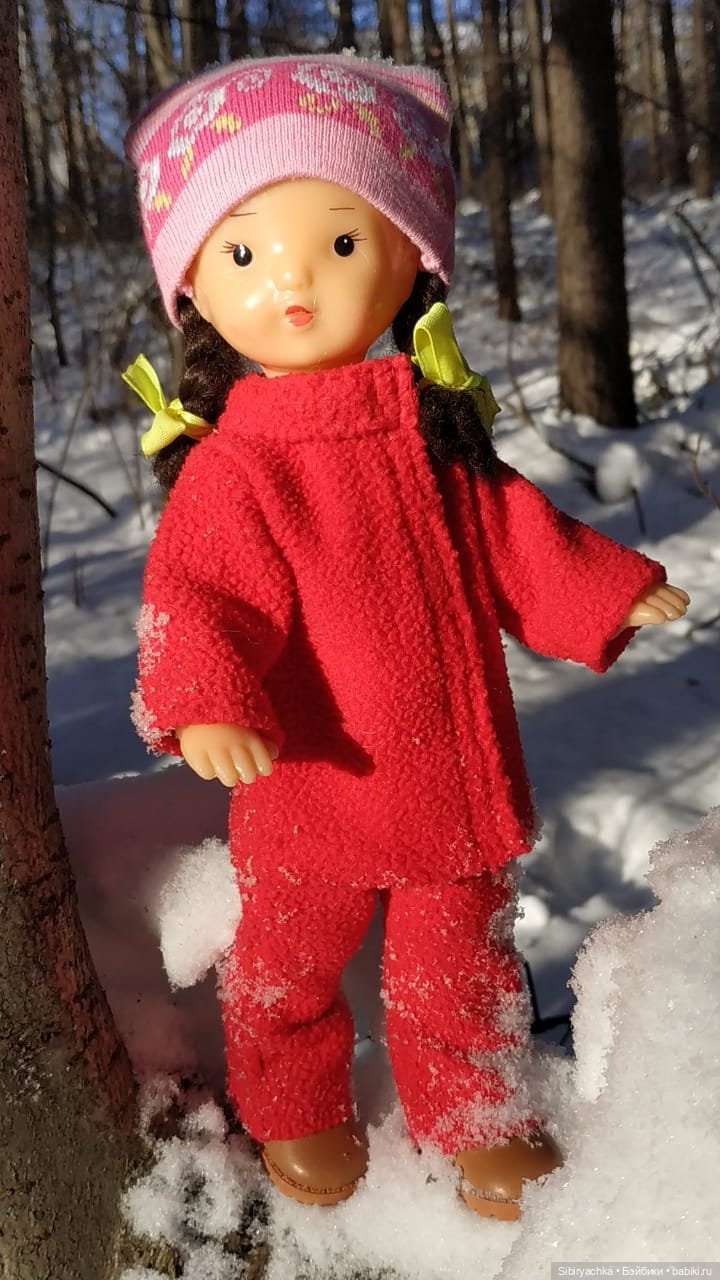 Зимняя прогулка Юляшки в любимом лесу