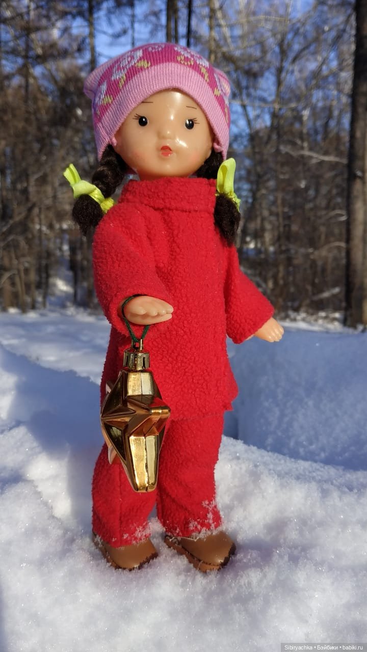 Зимняя прогулка Юляшки в любимом лесу