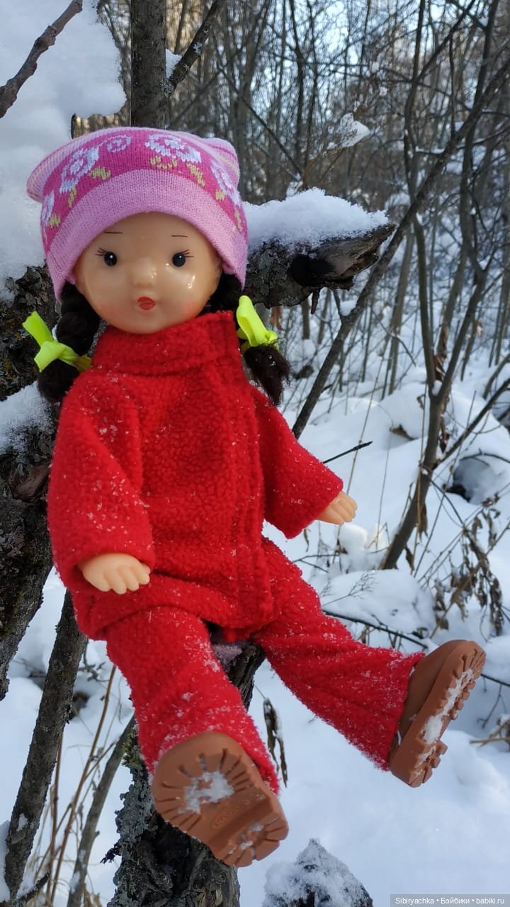 Зимняя прогулка Юляшки в любимом лесу