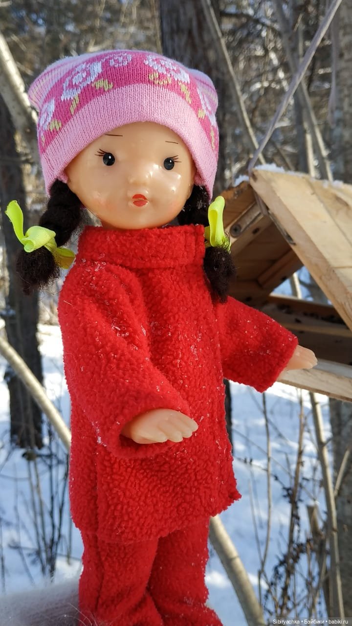 Зимняя прогулка Юляшки в любимом лесу