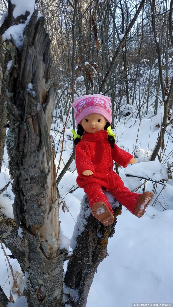 Зимняя прогулка Юляшки в любимом лесу