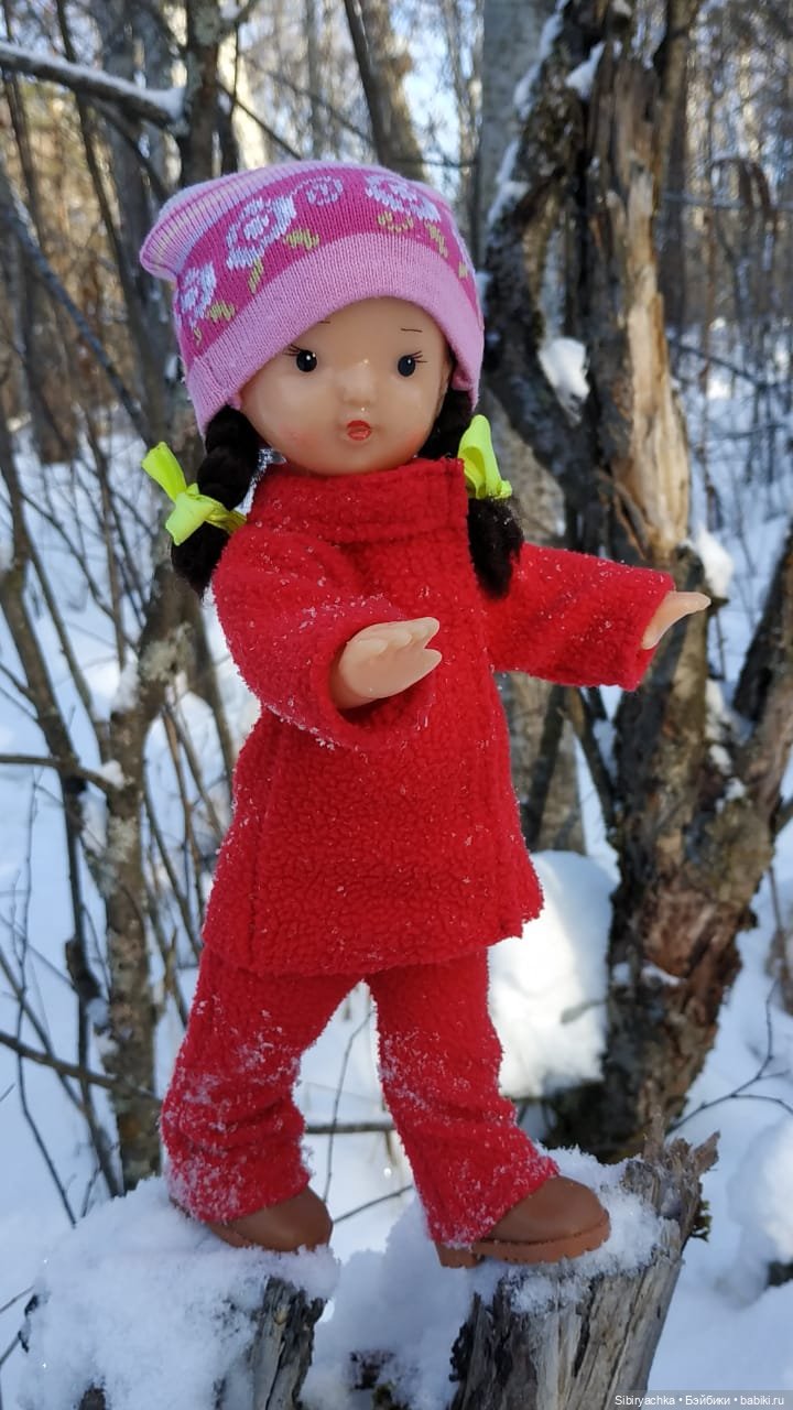 Зимняя прогулка Юляшки в любимом лесу