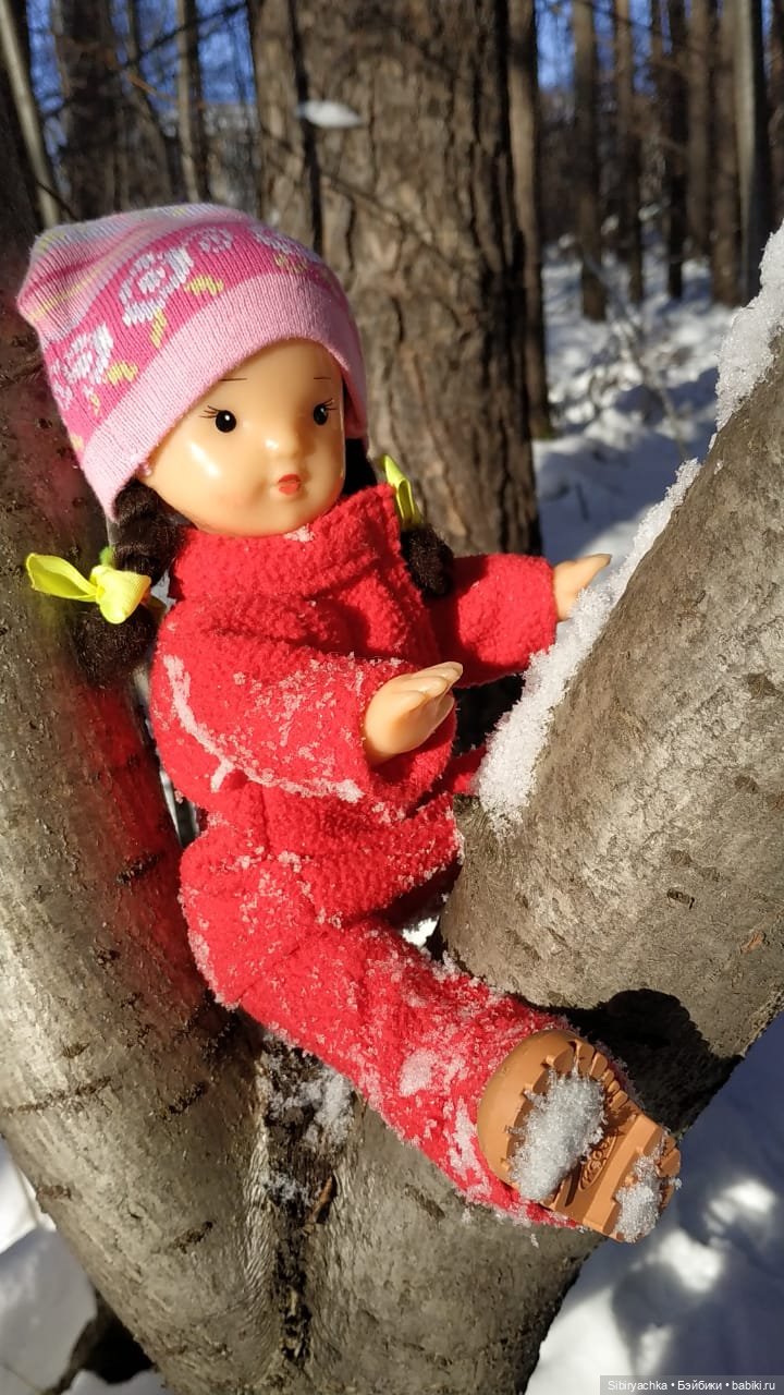 Зимняя прогулка Юляшки в любимом лесу