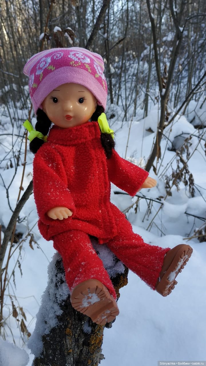 Зимняя прогулка Юляшки в любимом лесу