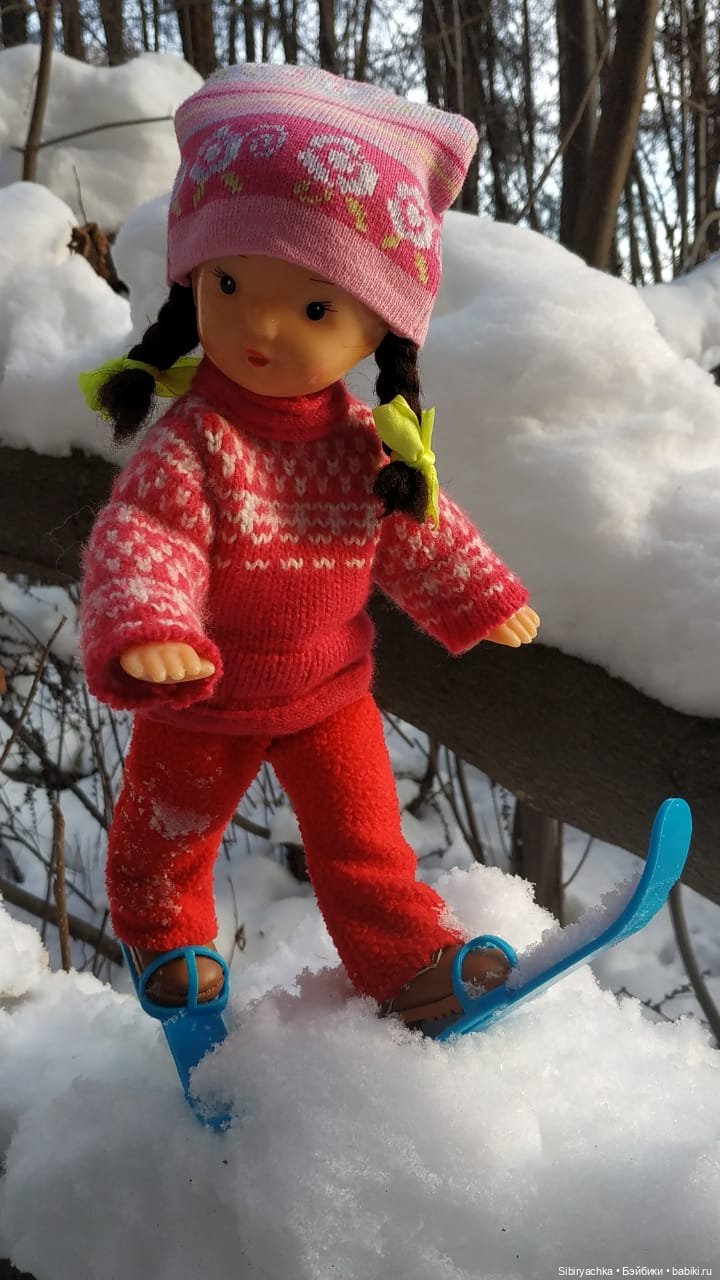 Новые лыжи и новая прогулка Юляшки