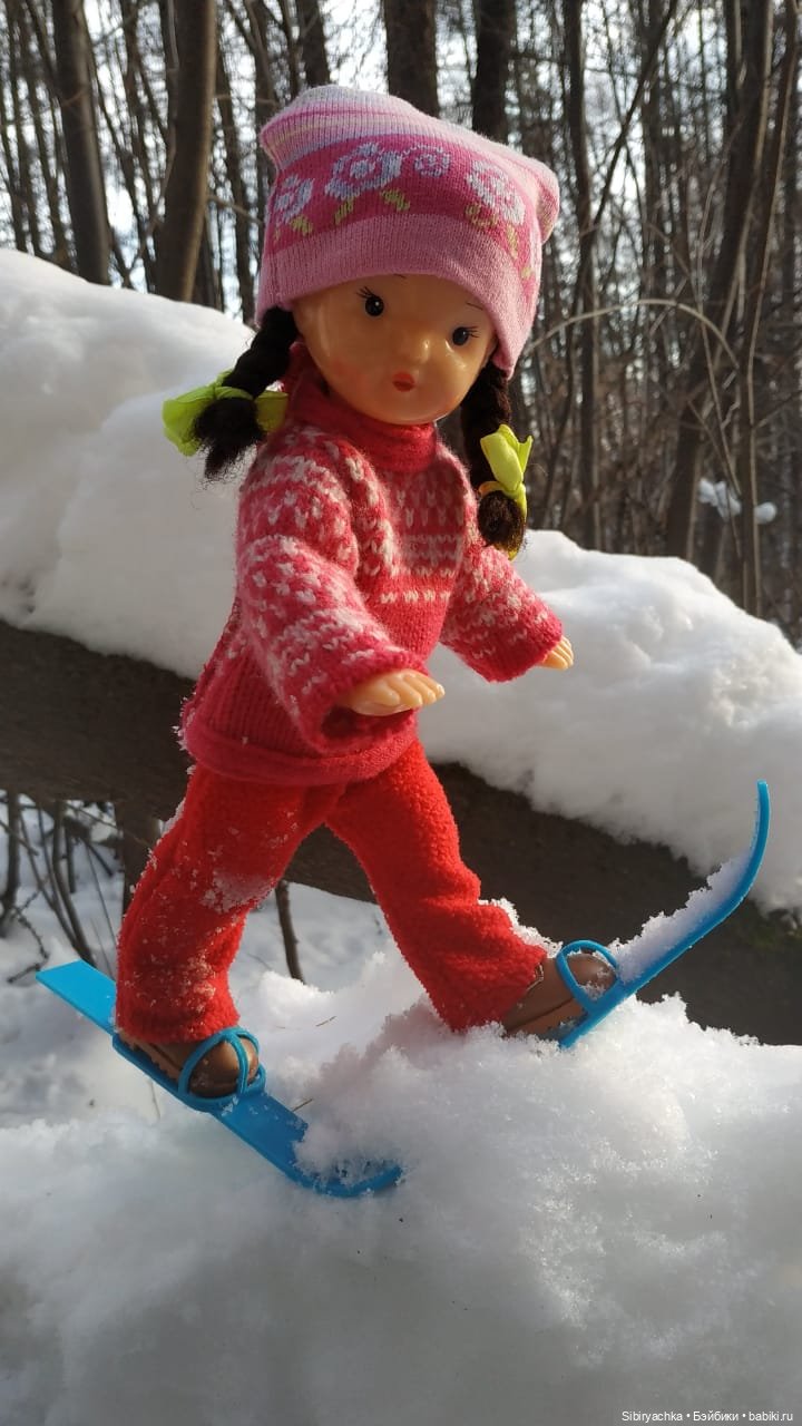 Новые лыжи и новая прогулка Юляшки