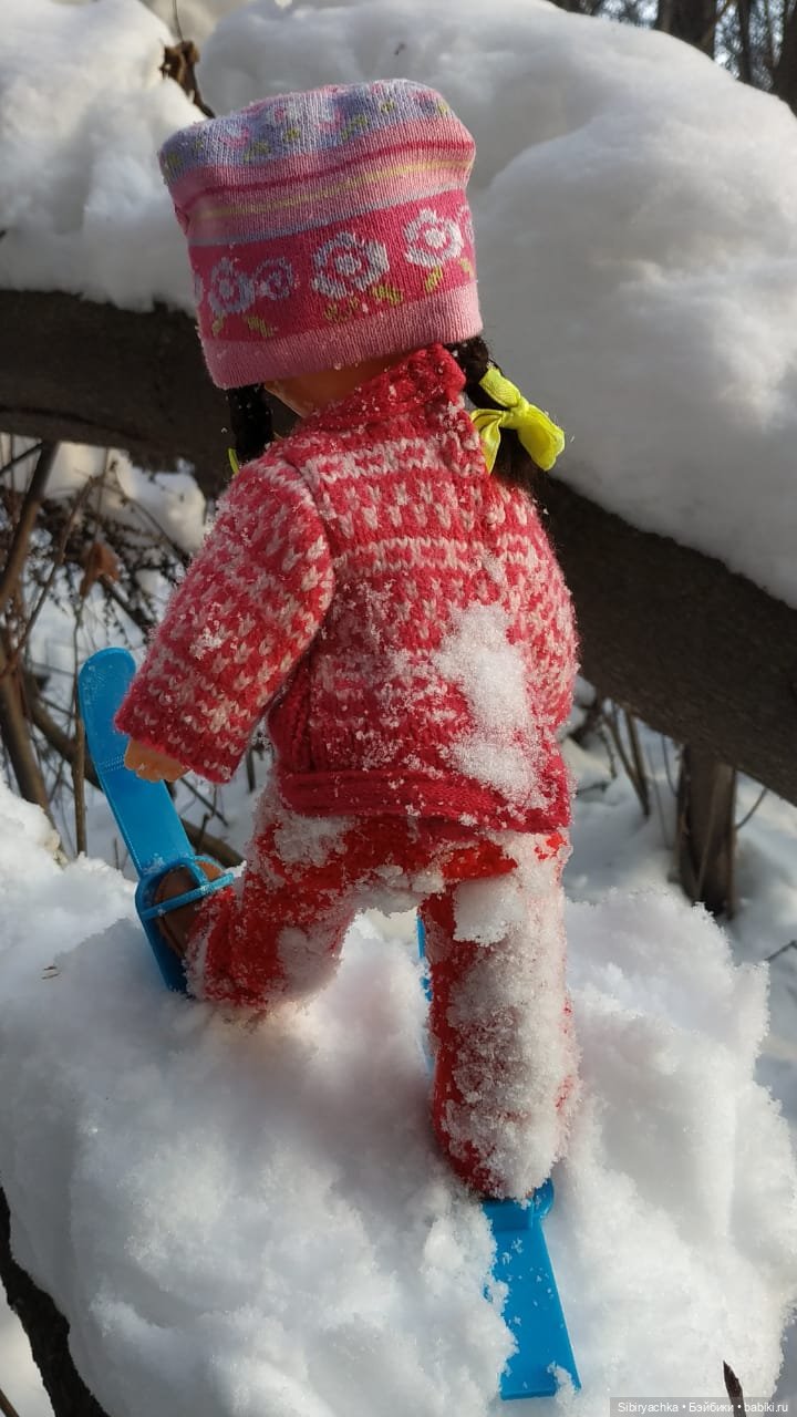 Вторая лыжная прогулка Юляшки. Продолжение