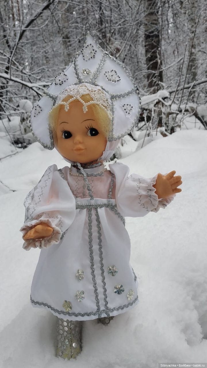 Маленькая Снегурочка в сибирском лесу
