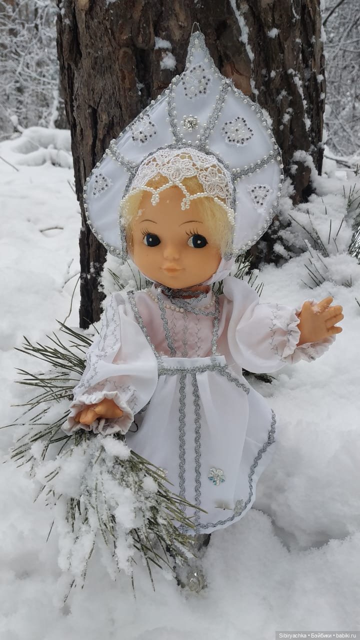 Маленькая Снегурочка в сибирском лесу