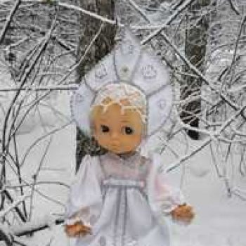 Маленькая Снегурочка в сибирском лесу.