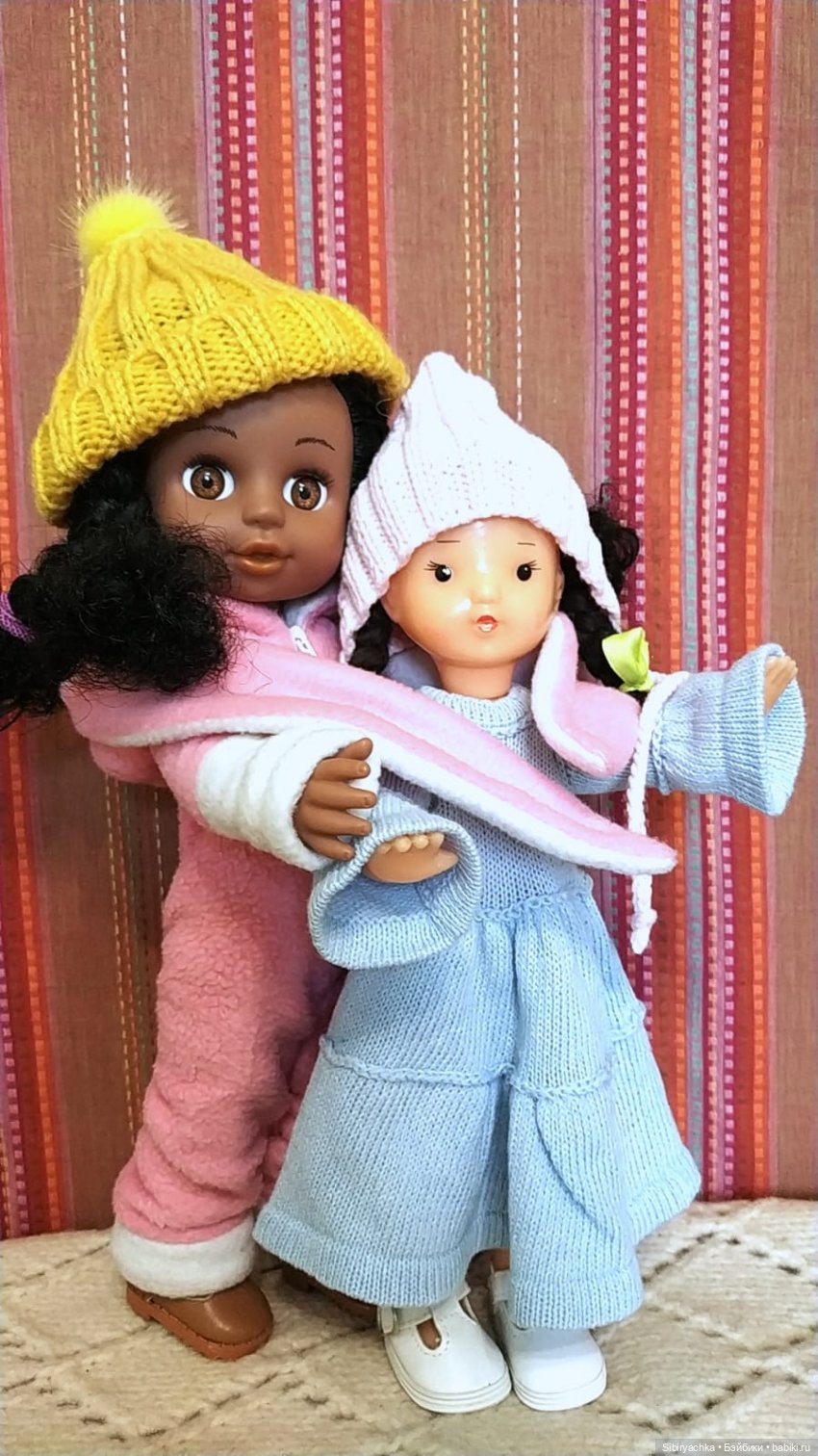 Юляша и Наташа. Новые наряды из чудесной посылочки