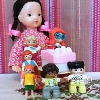 Юляшка играет в куклы