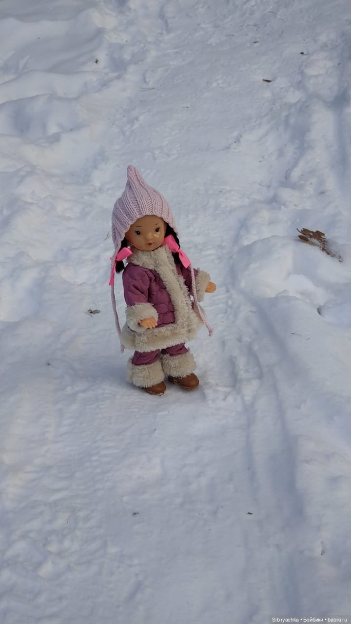 Первый выход Юляшки из дома после морозов