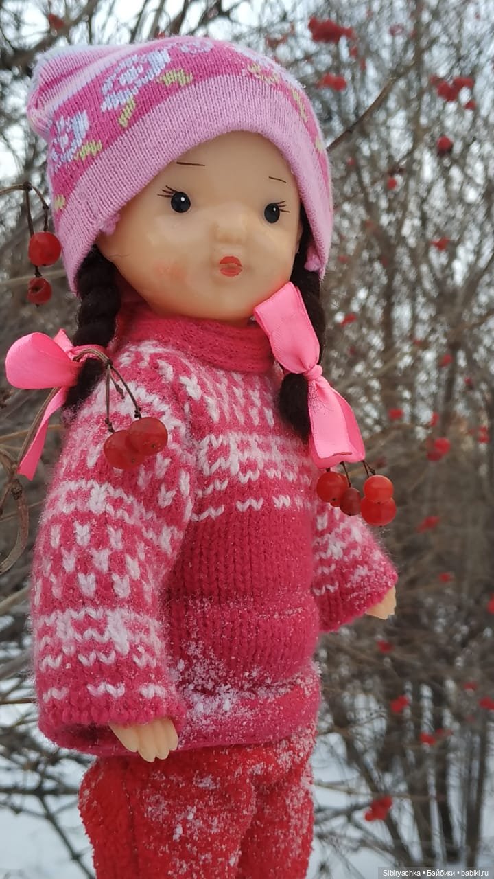 Юляшка гуляет на площади рядом с домом