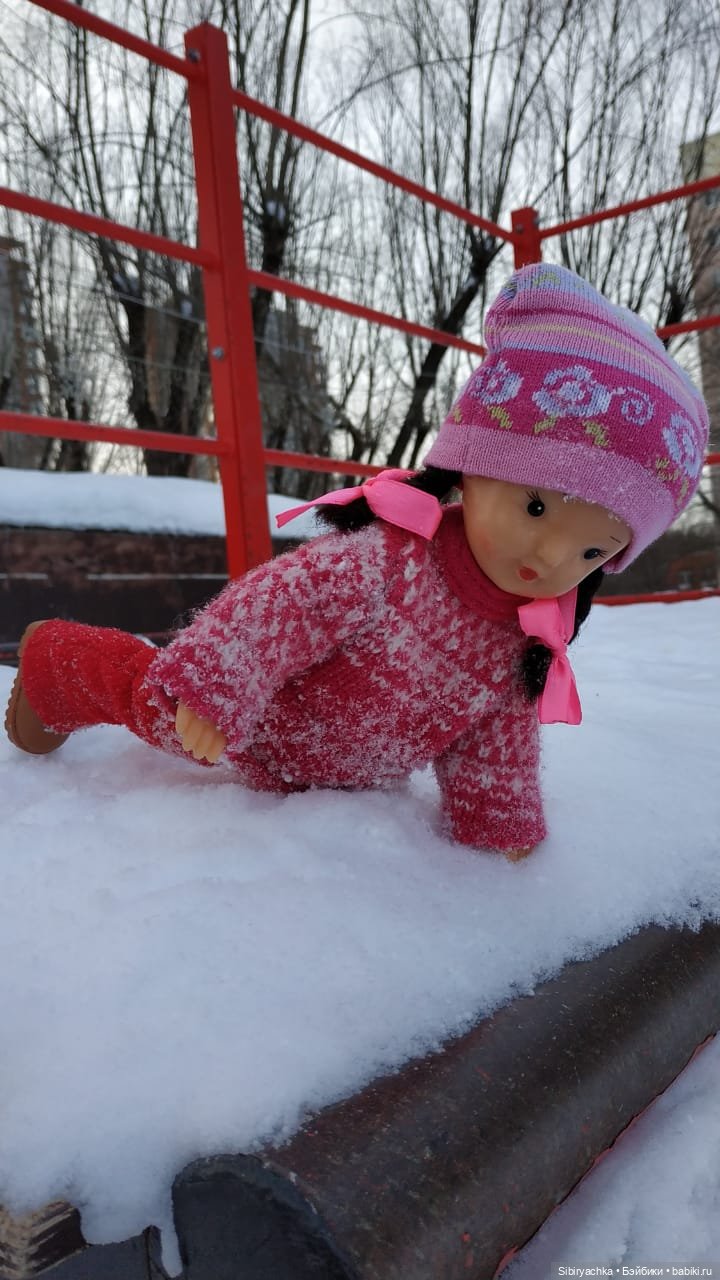 Юляшка гуляет на площади рядом с домом