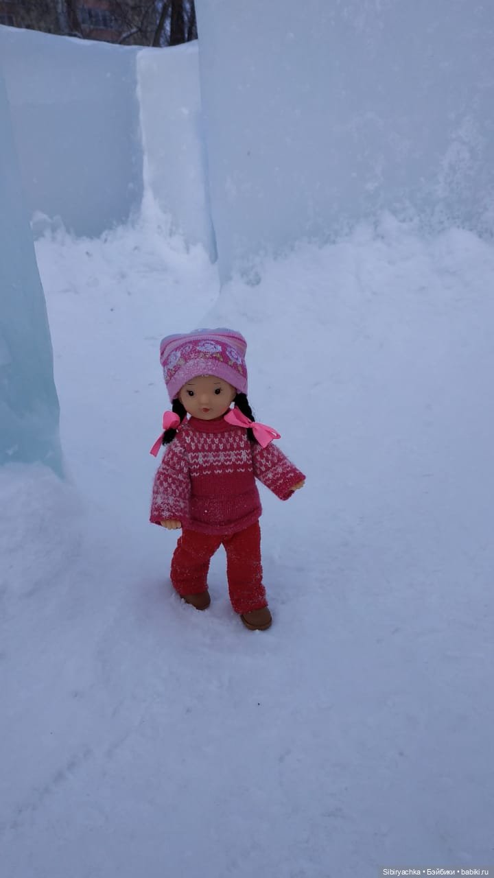 Юляшка гуляет на площади рядом с домом