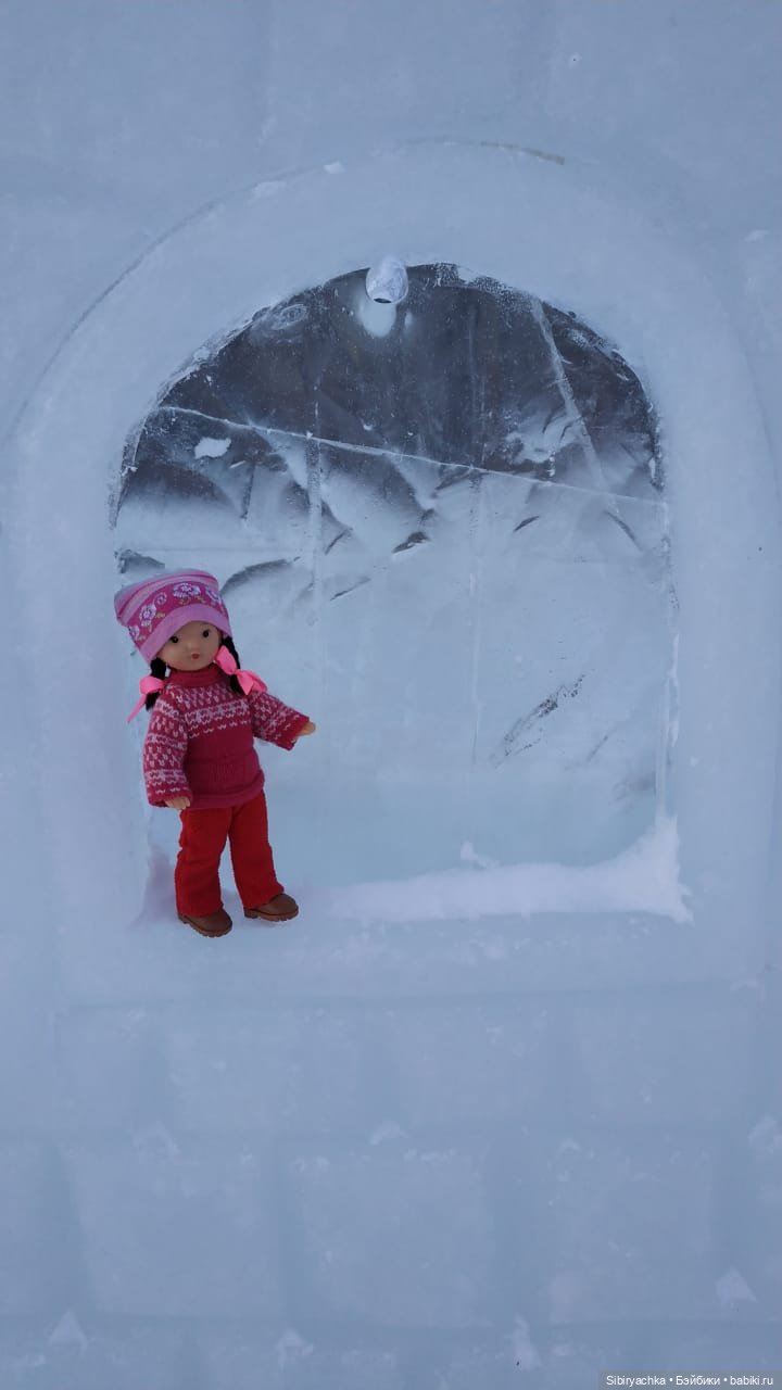 Юляшка гуляет на площади рядом с домом (фото 8)