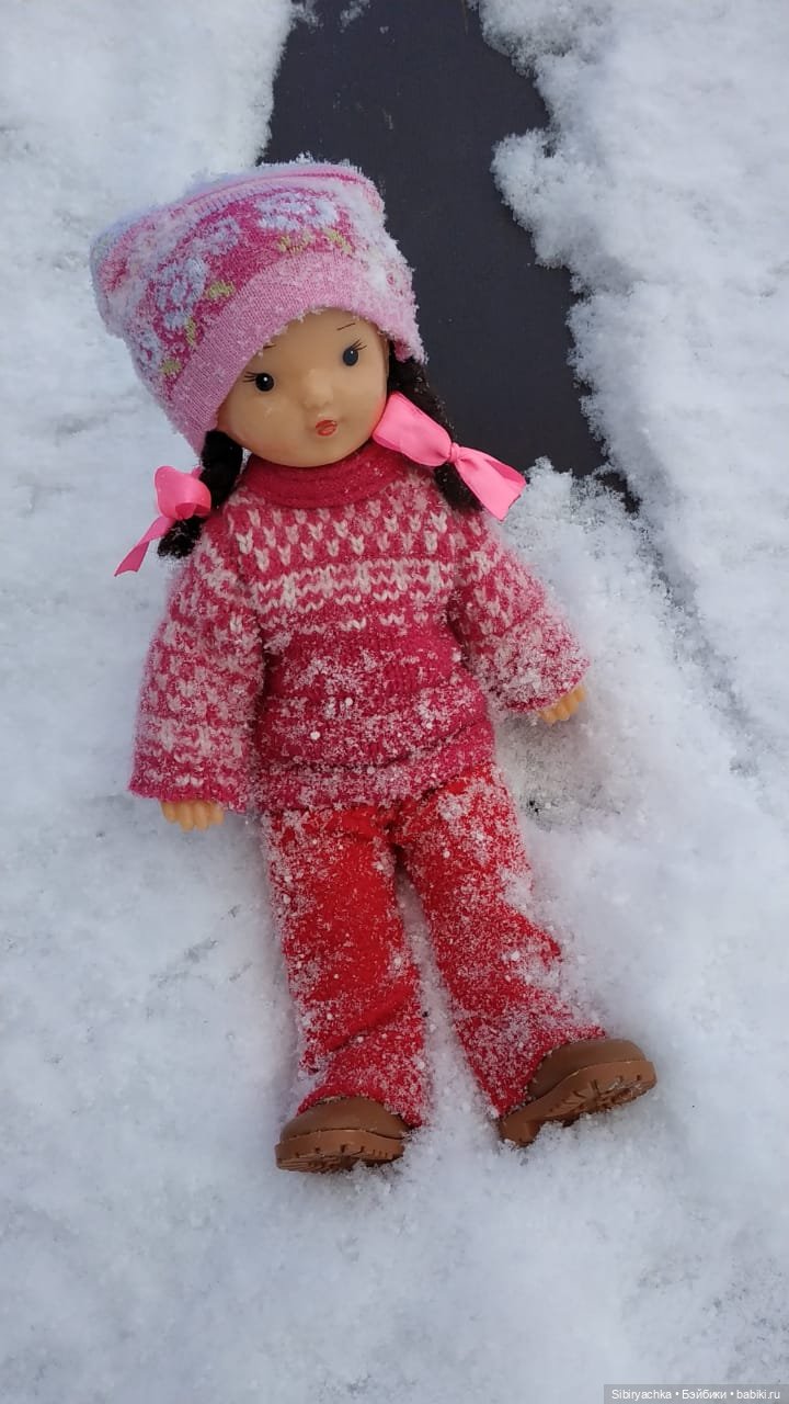 Юляшка гуляет на площади рядом с домом