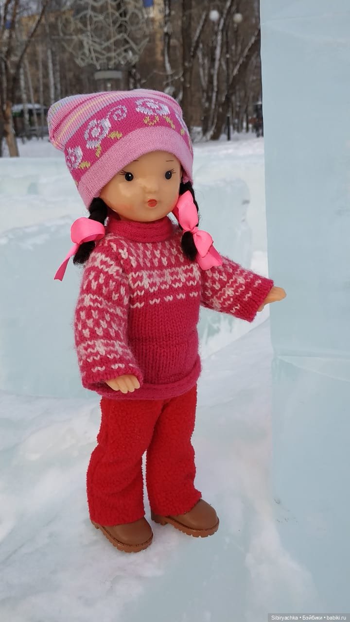 Юляшка гуляет на площади рядом с домом