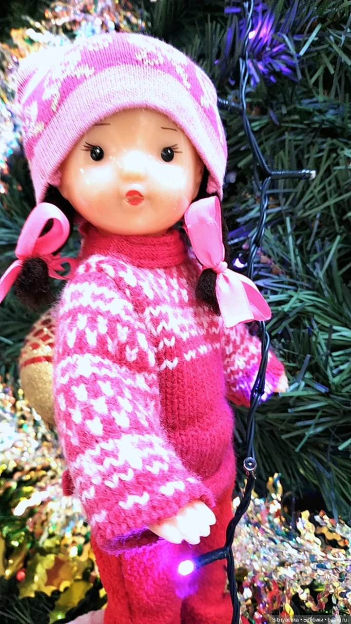 Юляшка гуляет на площади рядом с домом