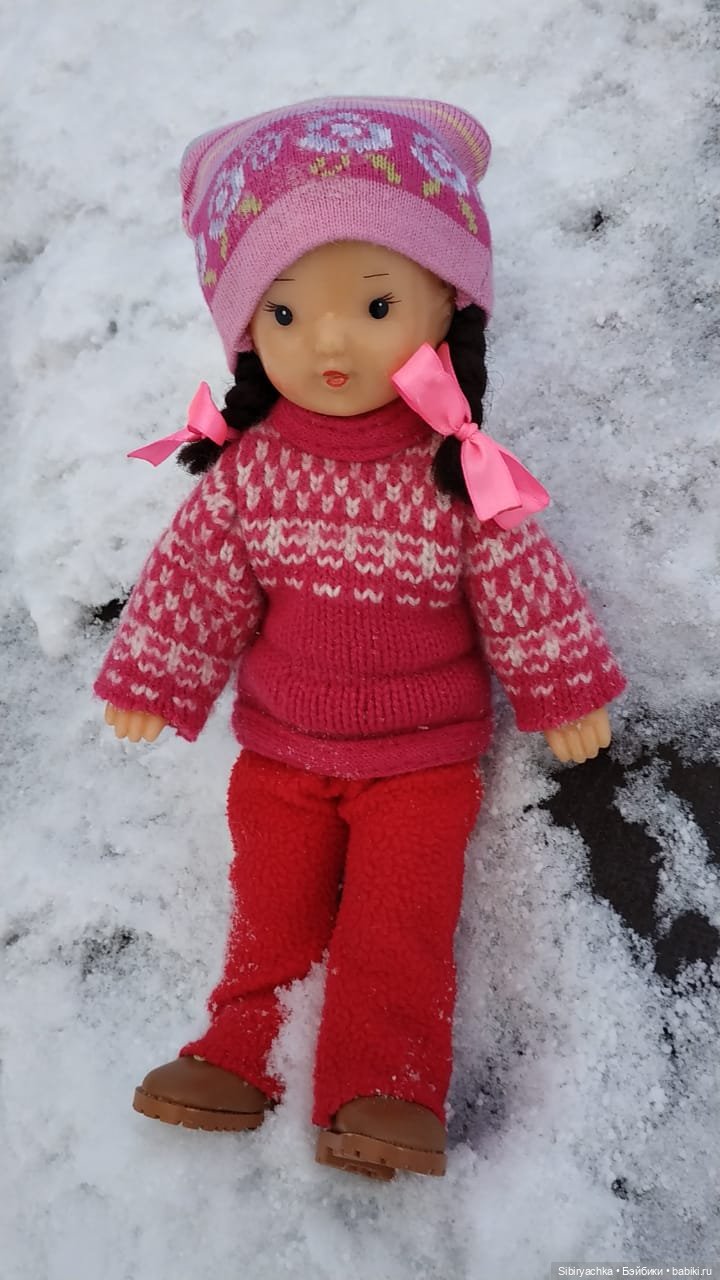 Юляшка гуляет на площади рядом с домом