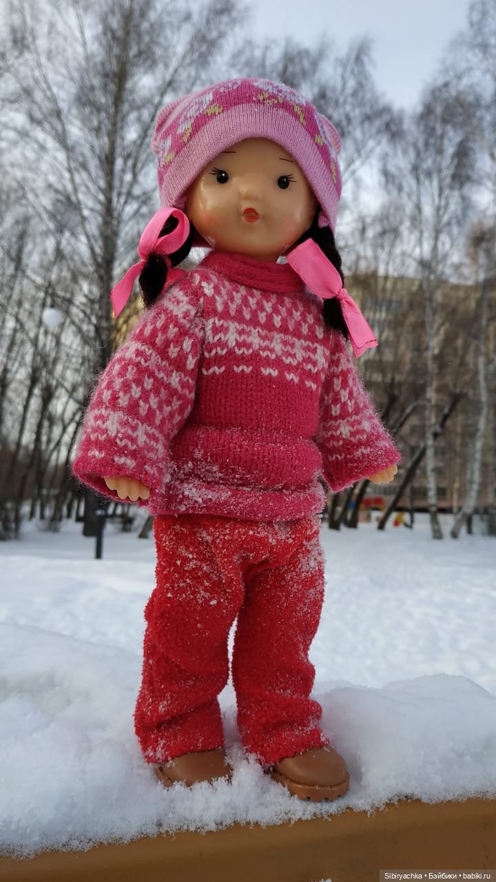 Юляшка гуляет на площади рядом с домом