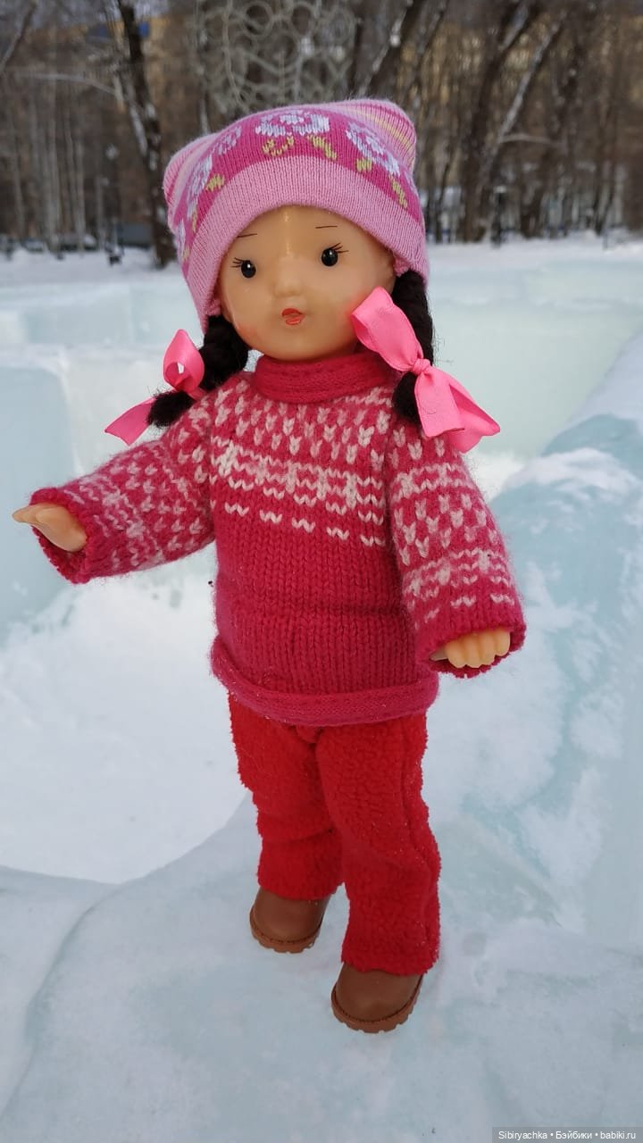 Юляшка гуляет на площади рядом с домом